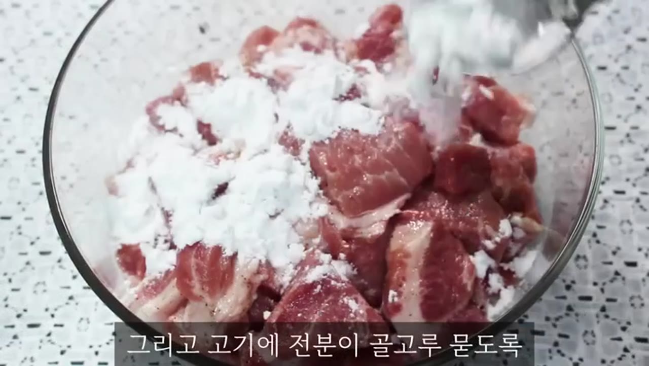 튀기지 않고 바삭한 돼지고기 양념구이 만드는 법, 감자전분 코팅이 핵심이었다